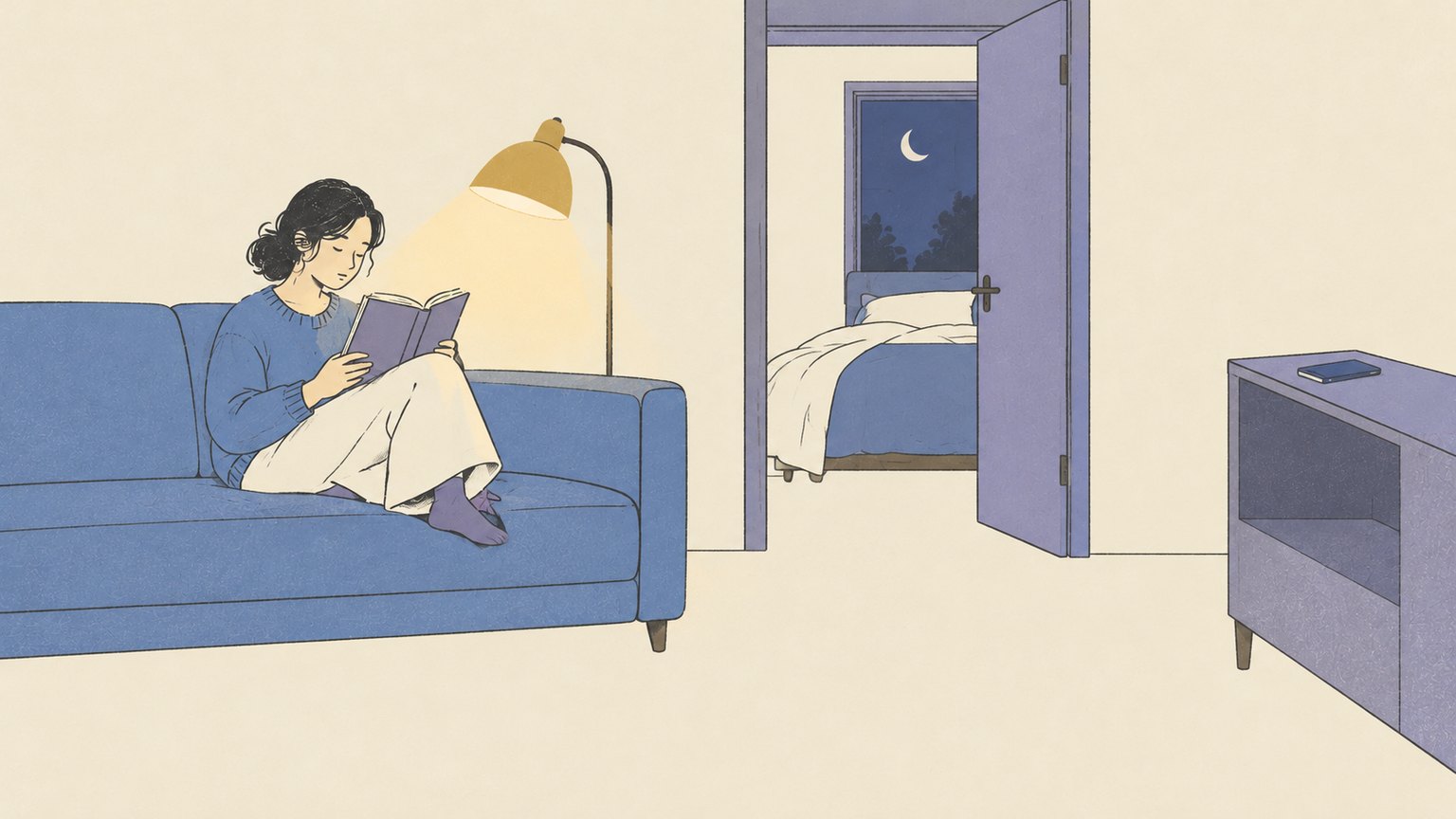 밤늦은 거실 소파에서 스탠드 불빛 아래 책을 읽는 사람. 열린 문 너머로 달이 뜬 창과 옆방 침대가 보이고, 휴대전화는 방 건너편 수납장 위에 엎어져 있다.